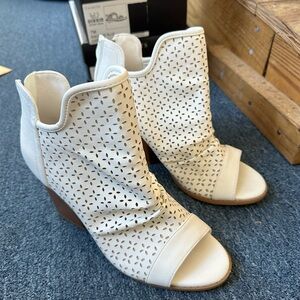 Maurice’s shoes size 7 NWT